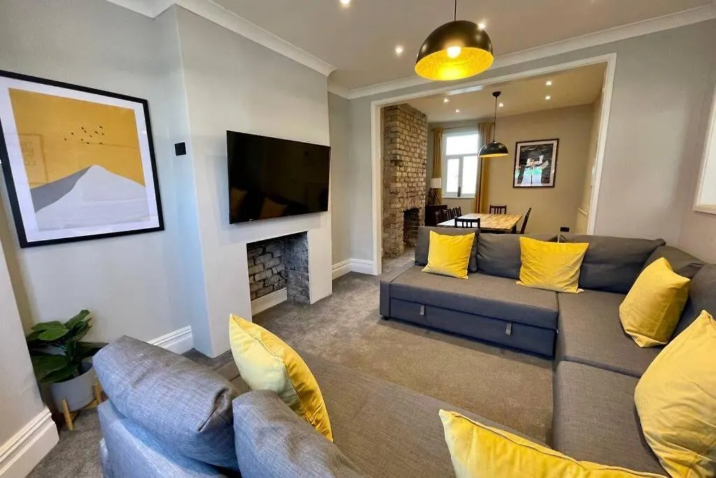 Large House Near Victoria Park For Groups, 10 Mins Bus To City Centre Cardiff United Kingdom