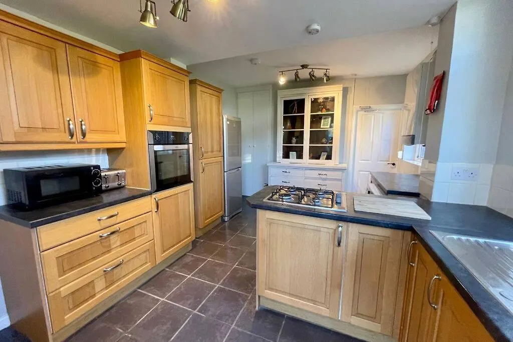 Large House Near Victoria Park For Groups, 10 Mins Bus To City Centre Cardiff Holiday home