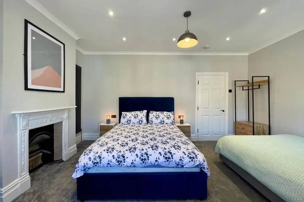 Holiday home Large House Near Victoria Park For Groups, 10 Mins Bus To City Centre Cardiff United Kingdom