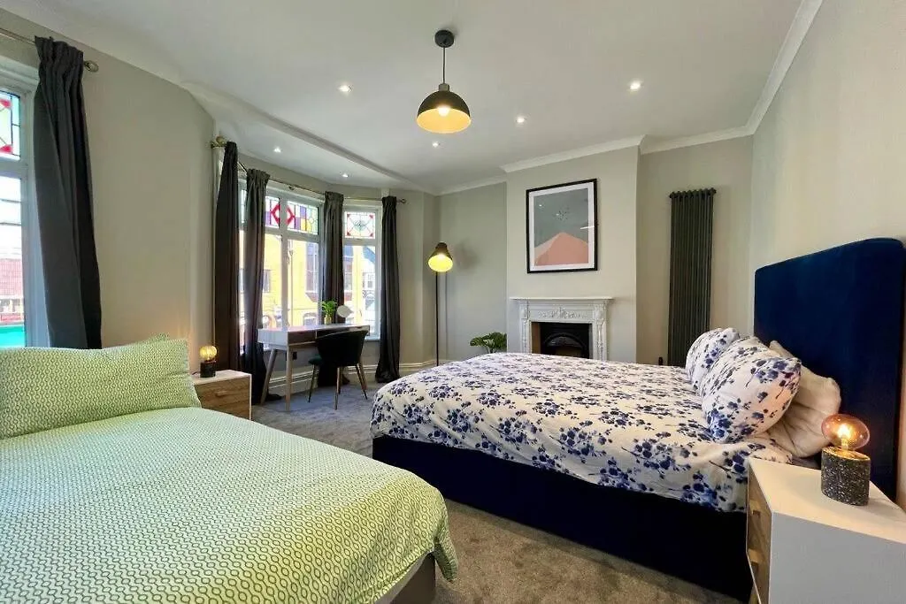 Large House Near Victoria Park For Groups, 10 Mins Bus To City Centre Cardiff