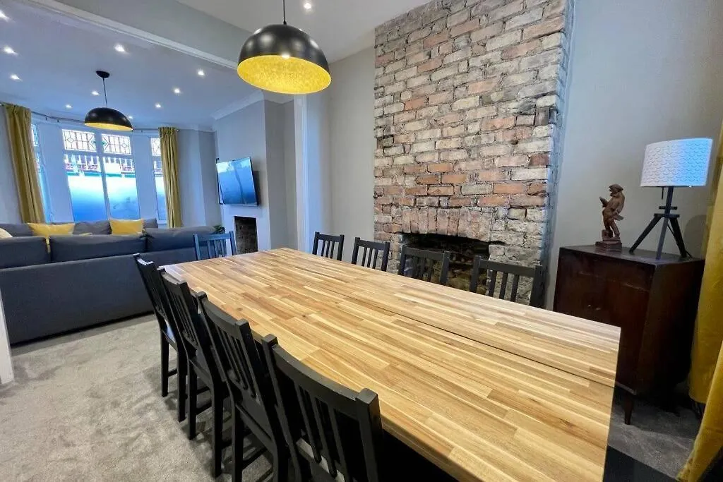 Holiday home Large House Near Victoria Park For Groups, 10 Mins Bus To City Centre Cardiff