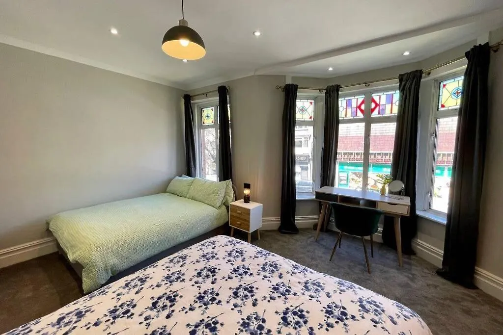 Large House Near Victoria Park For Groups, 10 Mins Bus To City Centre Cardiff 0*,