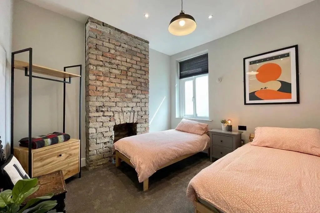 Large House Near Victoria Park For Groups, 10 Mins Bus To City Centre Cardiff Holiday home