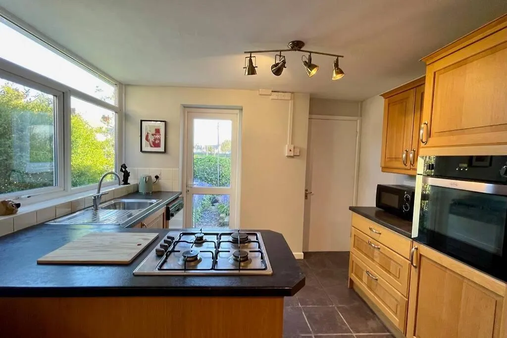 Large House Near Victoria Park For Groups, 10 Mins Bus To City Centre Cardiff