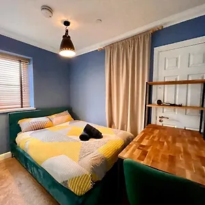 Apartment Stylish Nr Centre W/ Parking Nearby, Cardiff